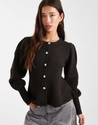 Pieces - Strickjacke in Schokobraun mit geraffter Taille, Ballonärmeln und Knöpfen in gehämmerter Optik-Brown
