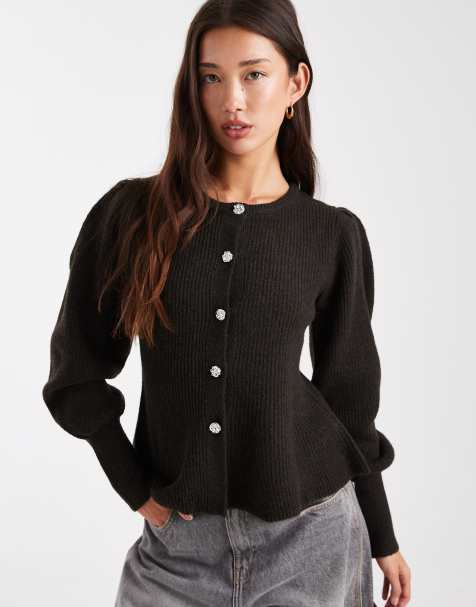 Pieces – Strickjacke in Schokobraun mit geraffter Taille, Ballonärmeln und Knöpfen in gehämmerter Optik - view 1