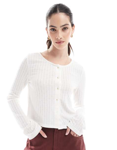 Pieces – Strickjacke in Wolkenweiß mit Lochmuster - view 1