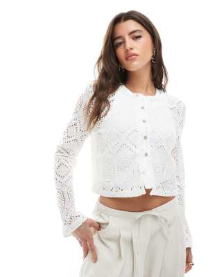 Pieces - Strickjacke in Wolkenweiß mit Rautenmuster