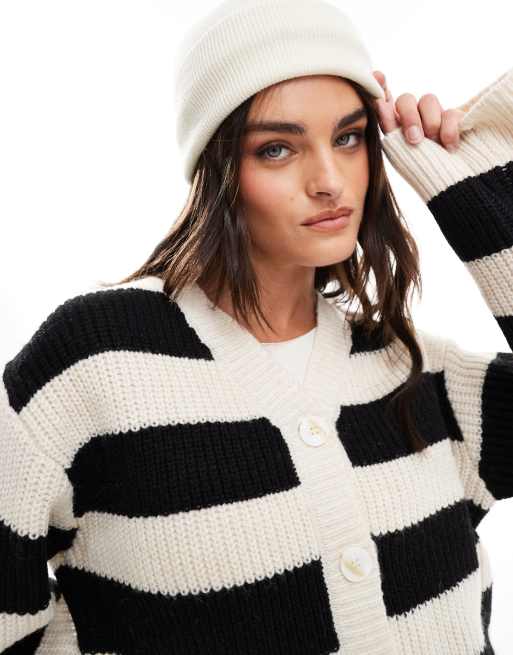 Pieces – Strickjacke mit breiten Streifen in Schwarz-Weiß ASOS