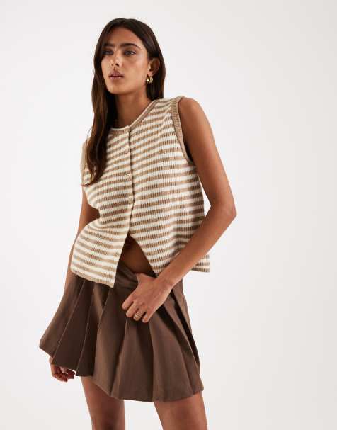 Pieces – Strickweste in Beige gestreift mit Knopfleiste - view 1