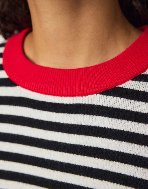 Pieces strikket pullover med rød halsudskæring og sorte og hvide striber, 4 af 7