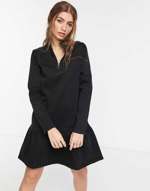 Pieces – Sukienka z czarnego denimu z baskinką i suwakiem pod szyją