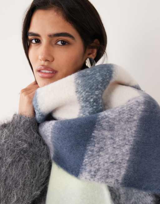 Pieces super soft knitted tassel scarf in navy and cream check, 2 of 3