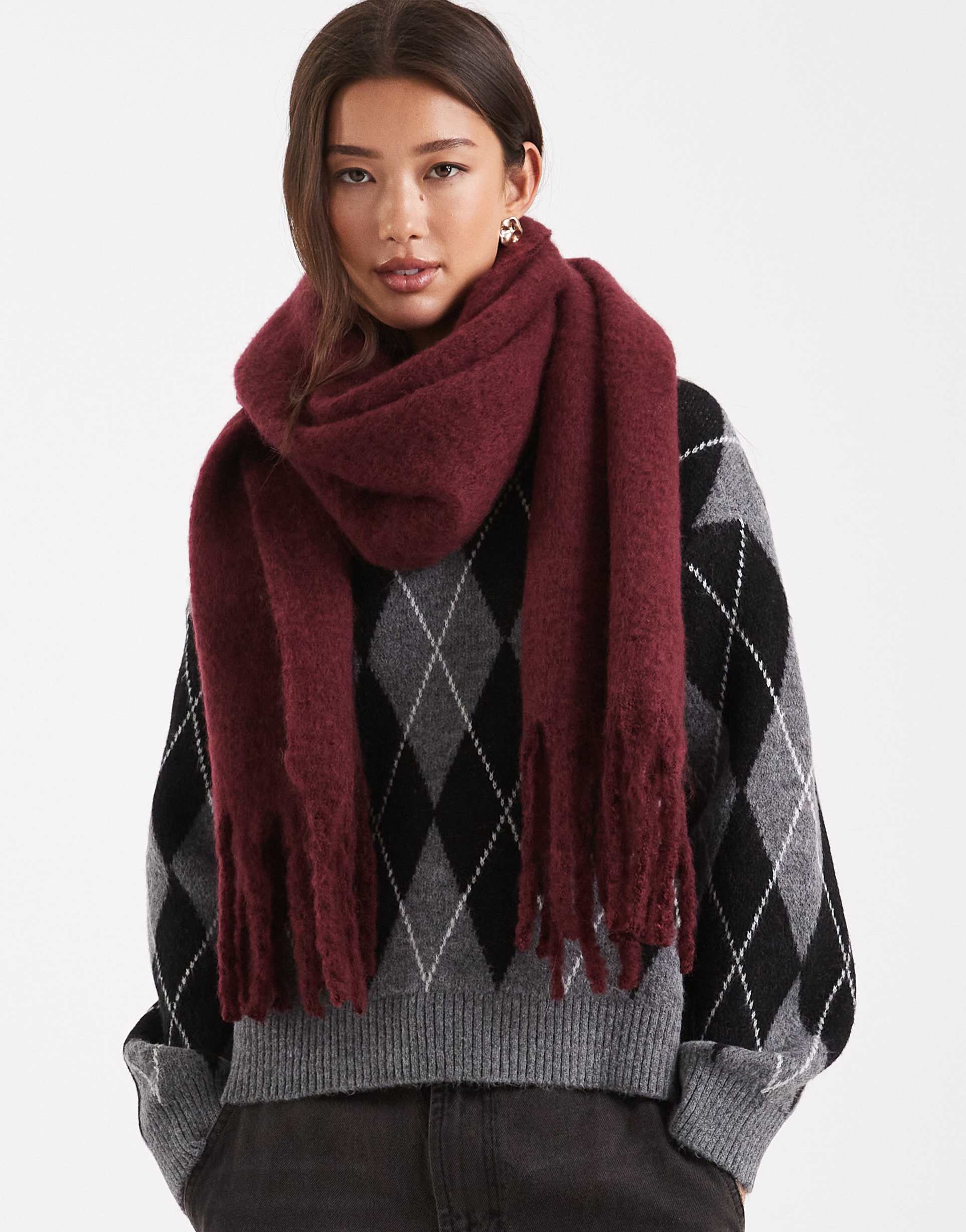 pieces super soft tassel scarf in burgundy