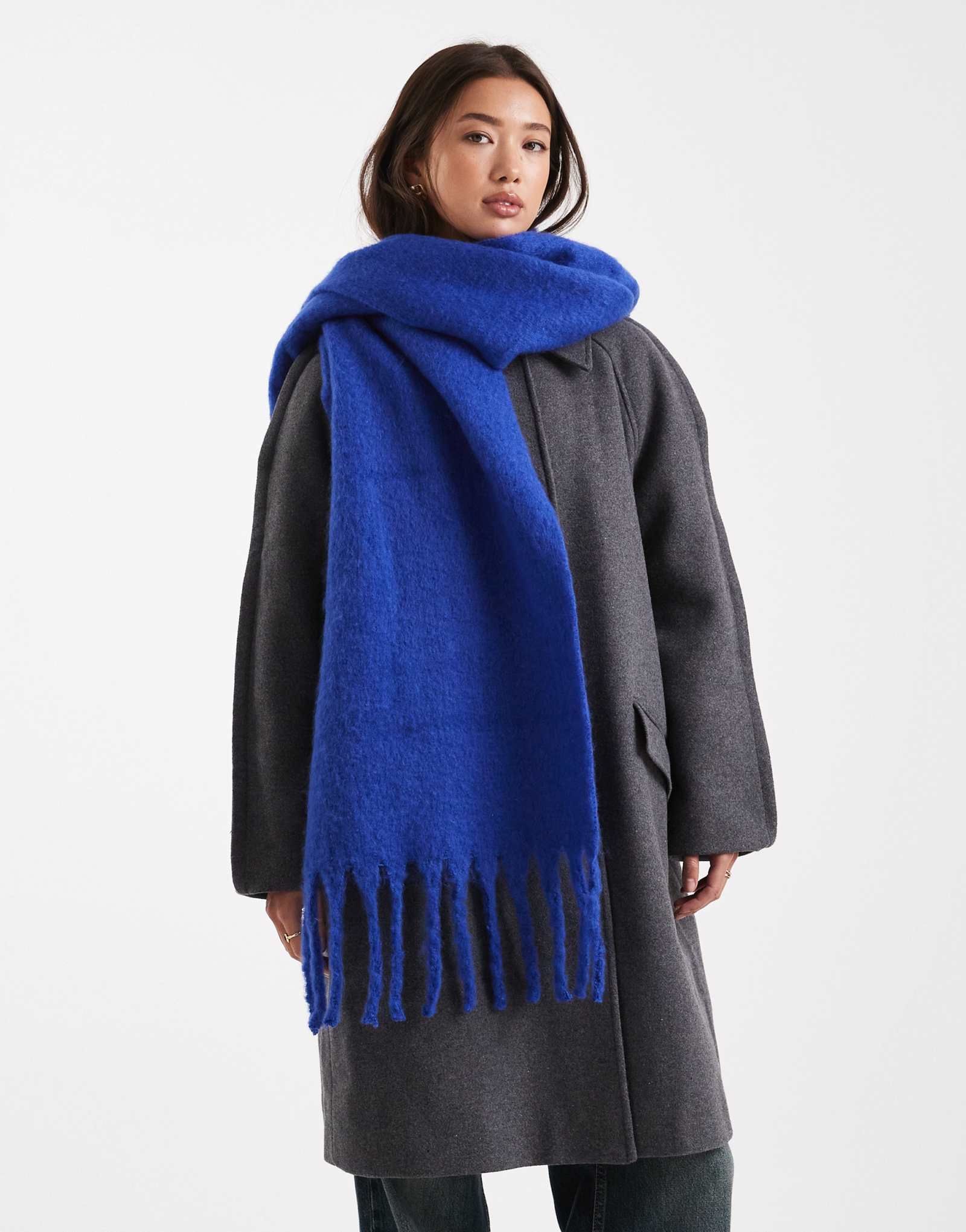 Очень мягкий шарф с кисточками темно-синего цвета