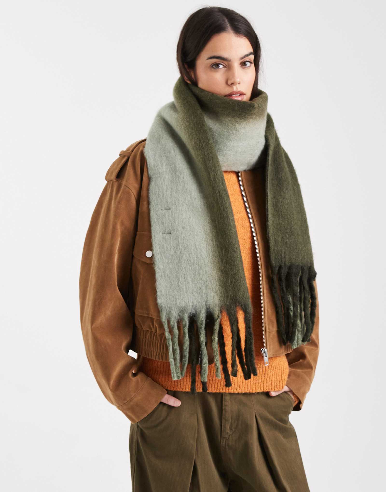 Кусочки супер мягкого шарфа с кисточкой в зеленую полоску