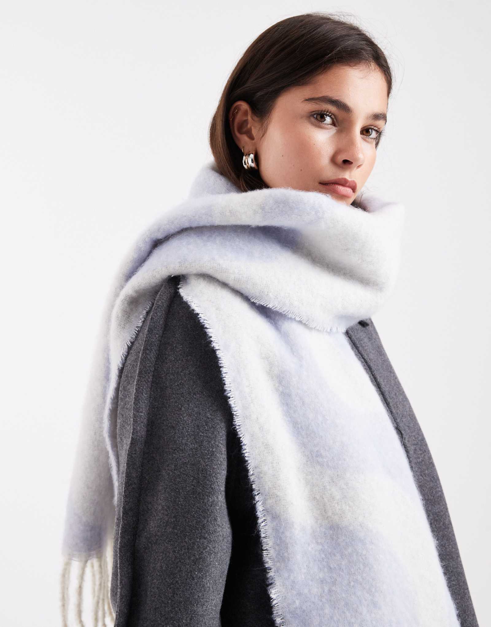 Кусочки сверхмягкого шарфа с кисточками волнистого лавандового цвета