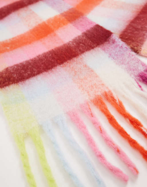 PIECES – Superweicher Fransenschal in Rosa und Rot mit Karomuster, 2 von 3