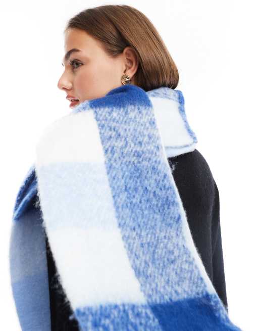 Pieces – Superweicher, karierter Fransenschal in beruhigendem Babyblau, 4 von 4