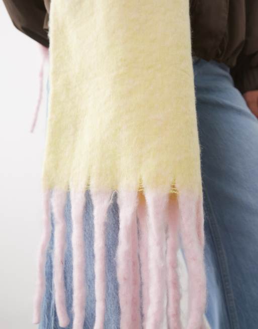Pieces superweicher Schal mit Fransen in Pastellrosa und Gelb mit Verlauf, 2 von 3