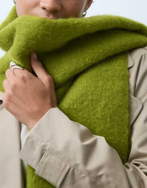 Pieces superzachte sjaal met kwastjes in groen, 2 van 3