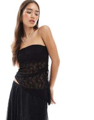 Pieces – Svart bandeau-topp i spets med asymmetrisk fåll - view 1
