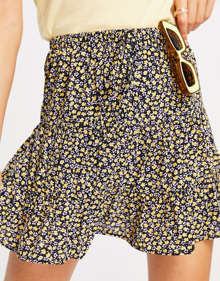 Pieces – Svart småblommig kjol med volang och hög midja, del av set-Flera