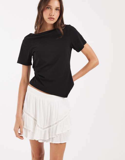 Pieces – Svart topp med draperad detalj och asymmetrisk fåll, 2 av 4