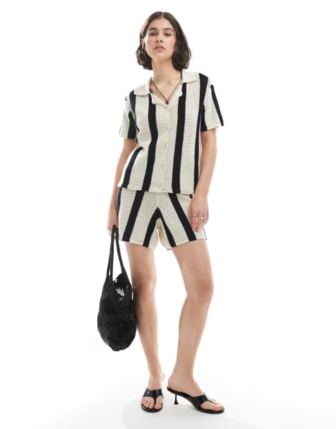 Pieces – Svartvitt, randigt, virkstickat set i boxig passform med pikétopp och shorts - view 1