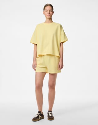 Pieces - Sweat-Shorts in blassem Bananengelb
