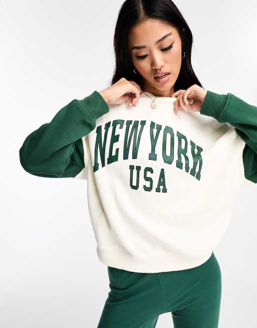 Pieces – Sweatshirt in Creme und Grün mit „New York“-Textprint, 2 von 4