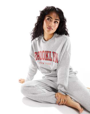 Pieces - Sweatshirt in Grau mit „Brooklyn"-Print, Kombiteil