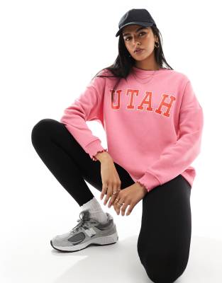 Pieces - Sweatshirt in Rosa mit gewelltem Saum und „Utah"-Aufdruck