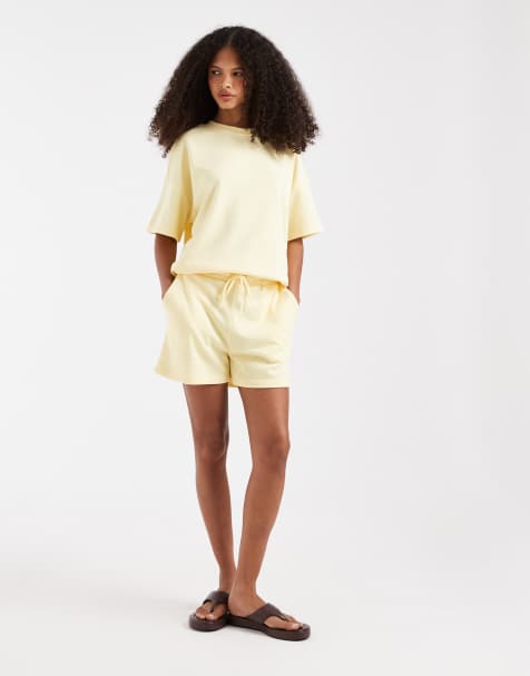 Pieces – Sweatshorts in Blassgelb mit hohem Bund, Kombiteil - view 1