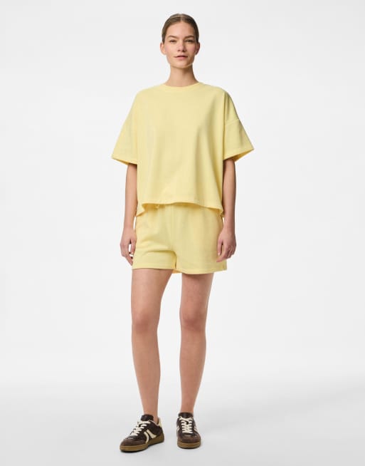 Pieces - Sweatshorts in bleek bananengeel