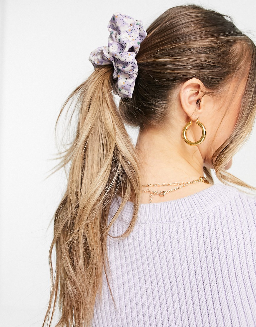 Pieces - Syrenfarvet oversized scrunchie med småt blomstermønster-Multifarvet