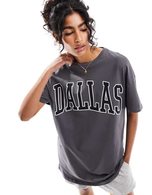 Pieces – Szary T-shirt o wydłużonym fasonie z nadrukiem „Dallas”