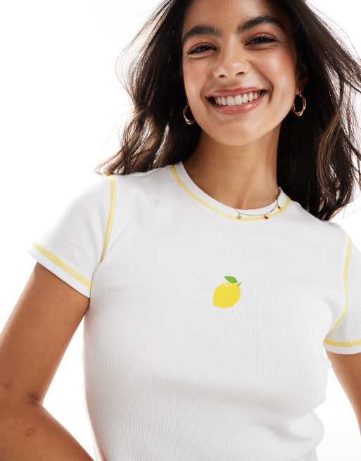 Pieces - T-shirt corta bianca a coste con stampa di limone e cuciture gialle a contrasto