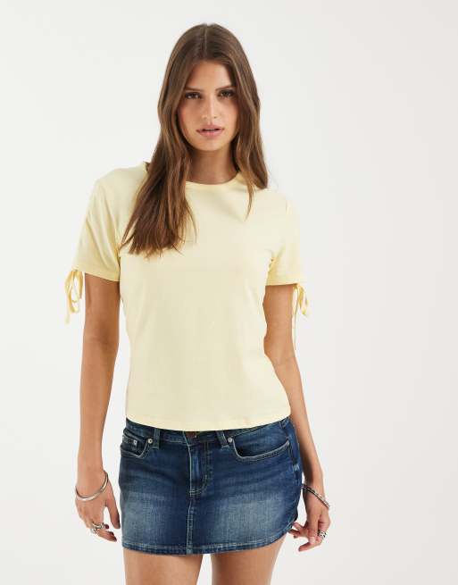Pieces – T-Shirt in Pastellgelb mit geraffter Schulterpartie, 3 von 4