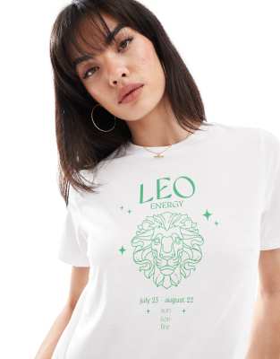 Pieces - T-Shirt in Weiß mit „Leo"-Sternzeichenprint