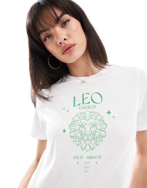 Pieces – T-shirt knit in Weiß mit „Leo“-Sternzeichenprint