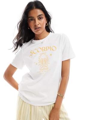 Pieces - T-Shirt in Weiß mit „Scorpio"-Sternzeichenprint