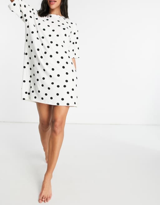 Pieces - T-shirt-natkjole i hvid med polkaprikker