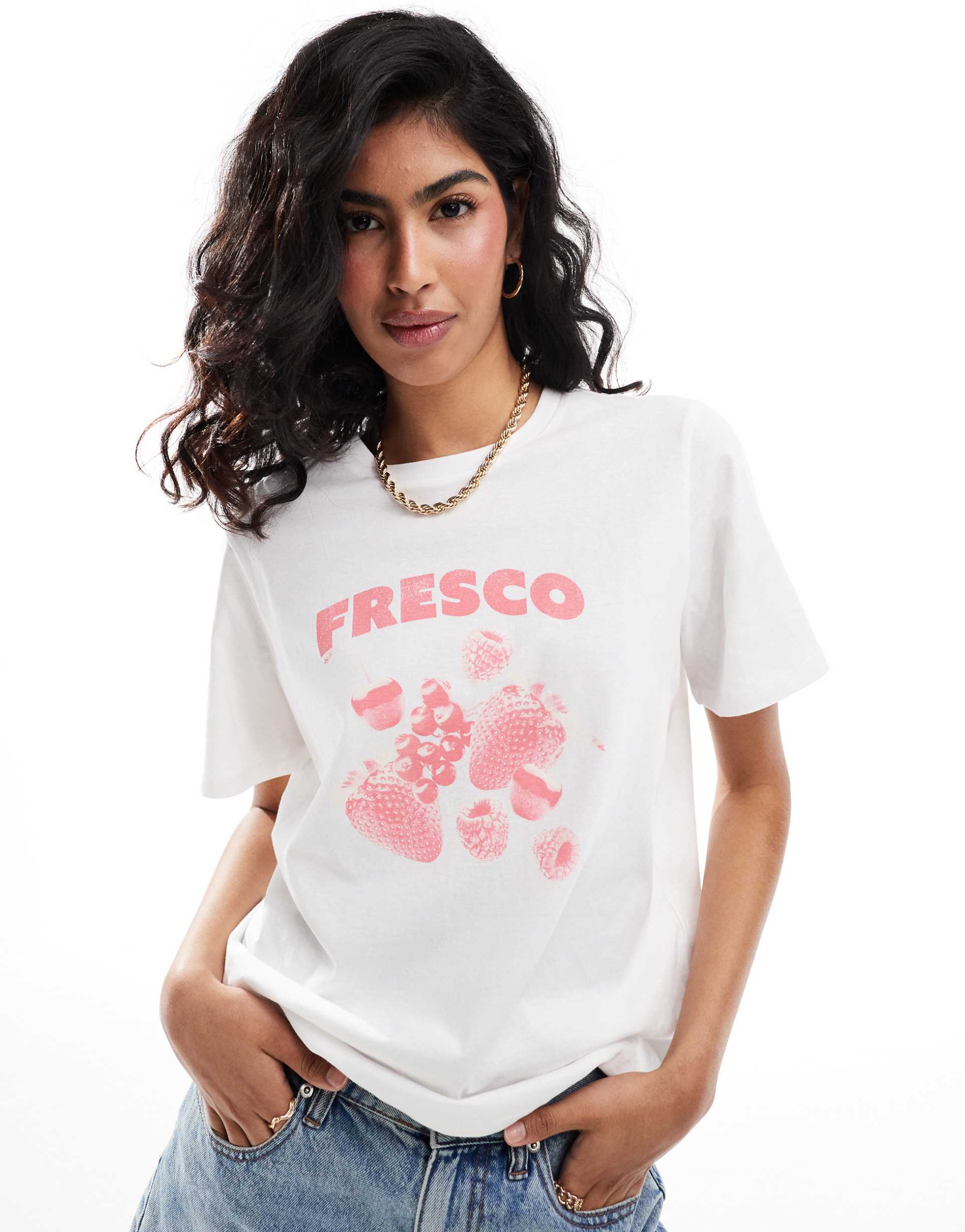 pieces t-shirt with 'fresco' front print in white