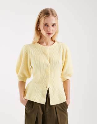 Pieces - Taillierte Strickjacke in blassem Bananengelb mit Puffärmeln-Brown