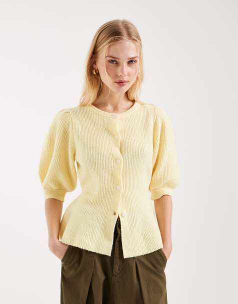 Pieces – Taillierte Strickjacke in blassem Bananengelb mit Puffärmeln - view 1