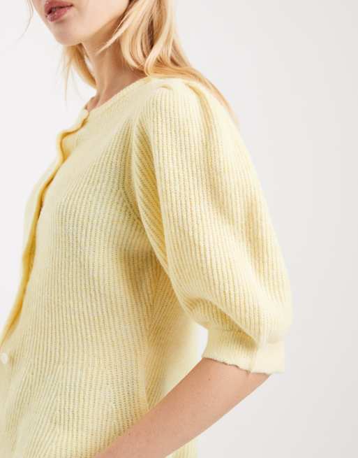 Pieces – Taillierte Strickjacke in blassem Bananengelb mit Puffärmeln, 4 von 4