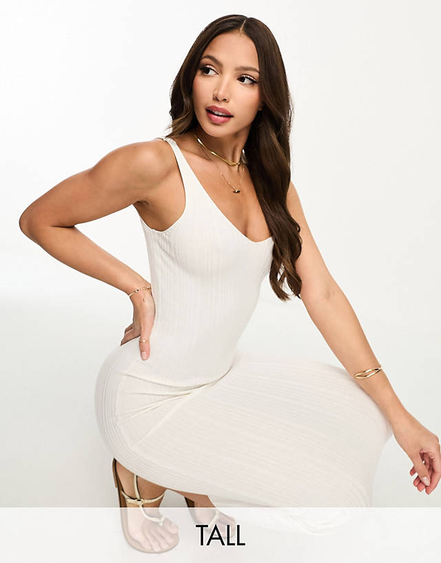 Pieces Tall - exclusive v neck knitted midi dress in white