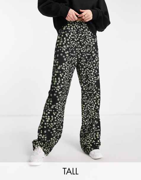 Pieces Tall - Exclusives - Flare-broek in zwart met bloemenprint - view 1