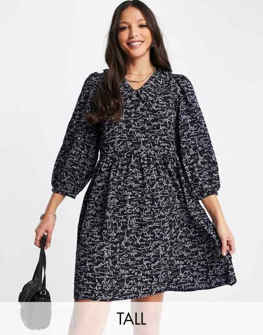 Pieces Tall - Mini-smockjurk in zwart met print
