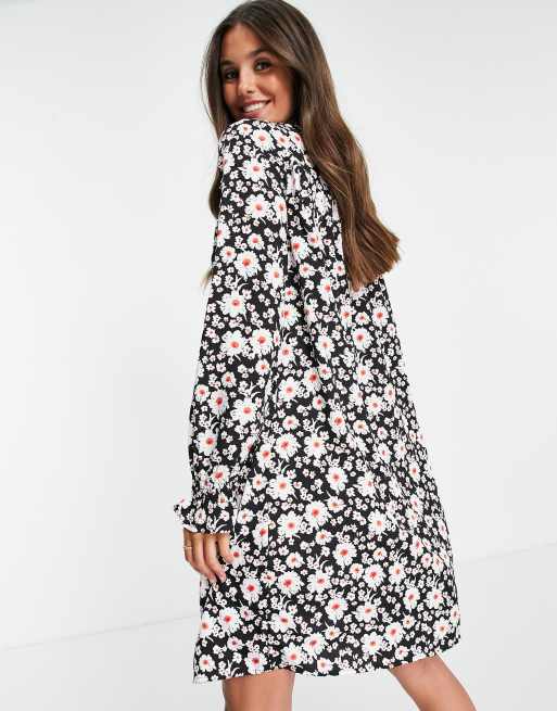 Pieces Tall - Vestito grembiule corto accollato con volant nero a fiori, 2 di 4