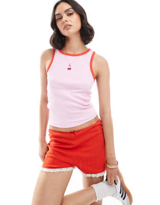 Pieces - Tanktop in Rosa mit Kontrastbesatz in Rot