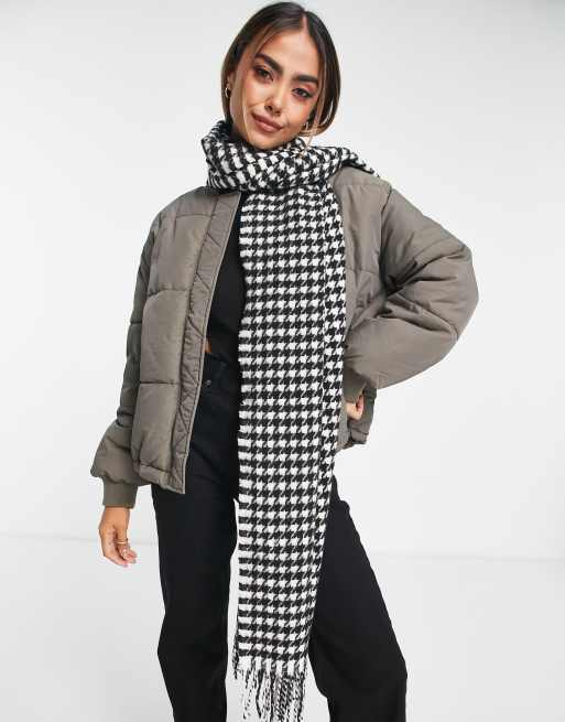 Pieces tassel detail scarf in black and white dogtooth