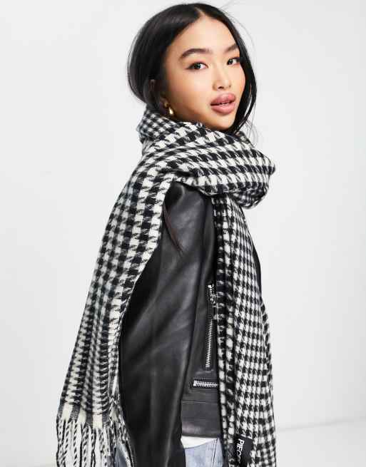 Pieces tassle scarf in black houndstooth
