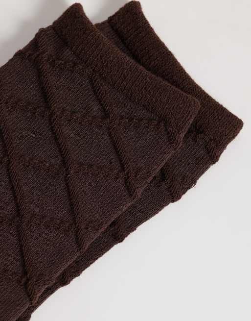 Pieces textured check ankle socks in bitter chocolate brown, 2 of 3