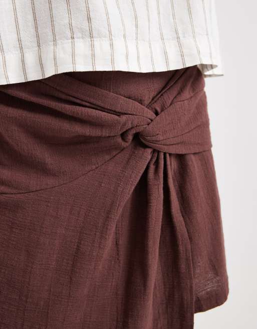 Pieces textured cotton high waisted knot detail skort in deep mahogany brown, 3 of 5