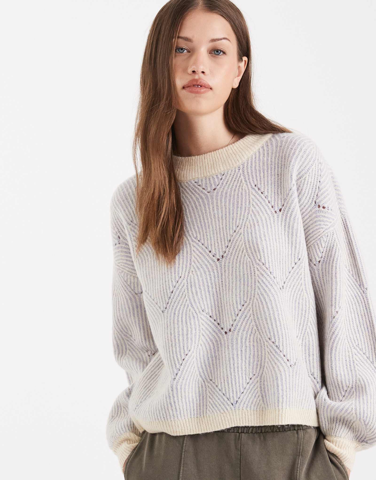 Детали вязаный свитер с фактурными деталями контрастного нежно-голубого и кремового цветов