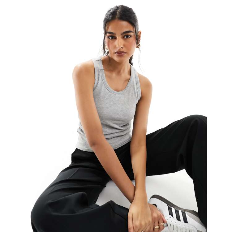 Pieces Top a canotta grigio chiaro con reggiseno incorporato ASOS